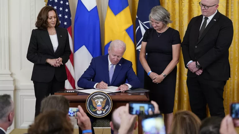 Байден подписал протоколы о вступлении Швеции и Финляндии в НАТО
