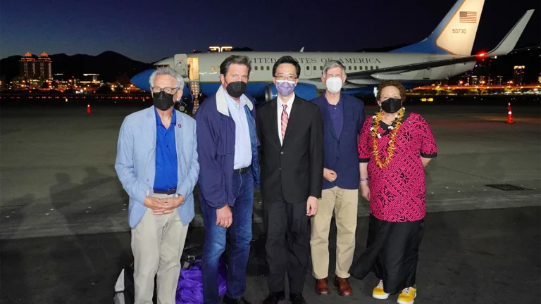 Делегация американских конгрессменов прибыла на Тайвань через 2 недели после визита Пелоси