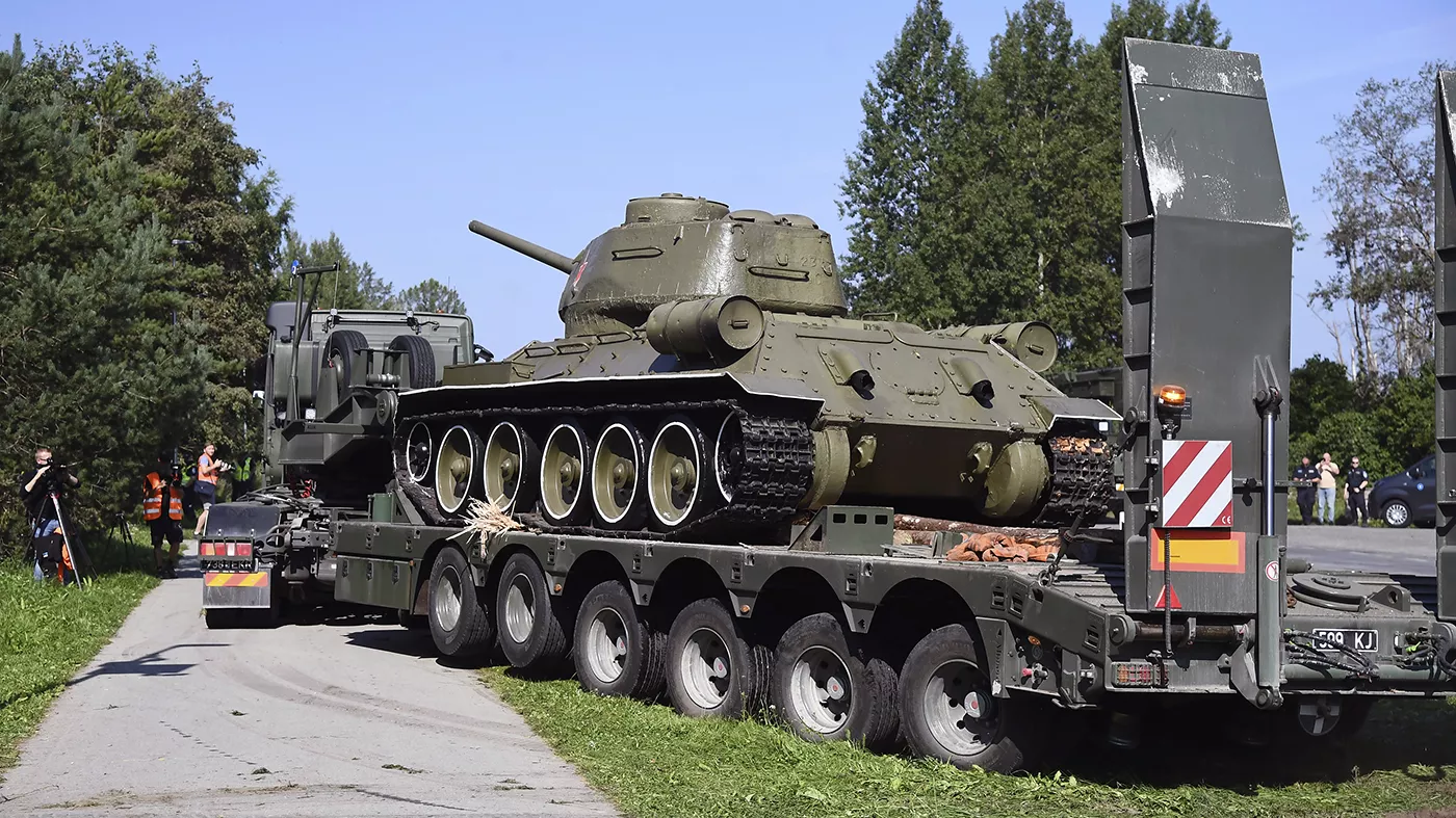 В Эстонии ради «мира и спокойствия в обществе» демонтировали танк-памятник  Т-34