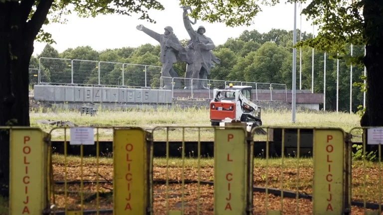 Хроника уничтожения. Как в Латвии сносят памятник освободителям Риги от нацистов