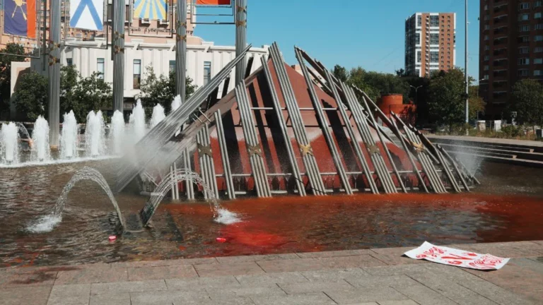 На организаторов акции с «кровавым фонтаном» завели дело о вандализме