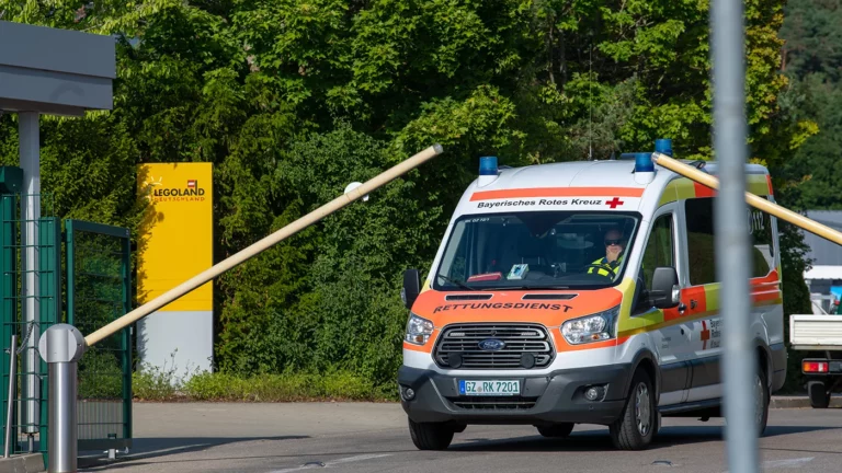 Больше 30 человек пострадали при аварии в парке аттракционов в Германии