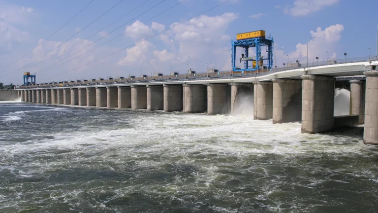 Руководство Каховской ГЭС заявило об отключении одной из турбин станции