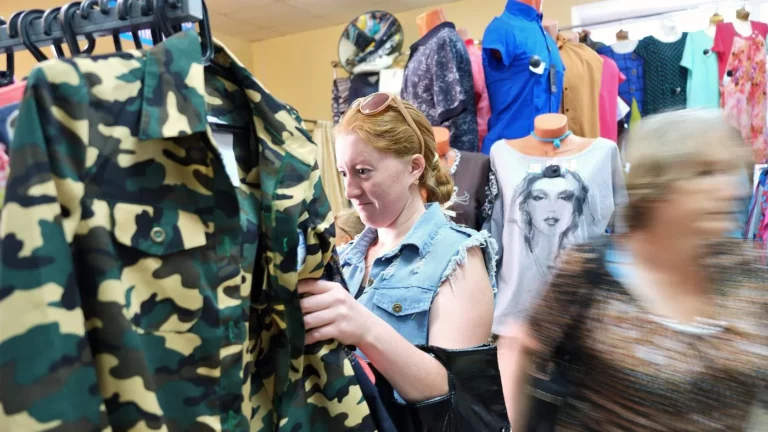 Россияне стали чаще покупать одежду в секонд-хендах