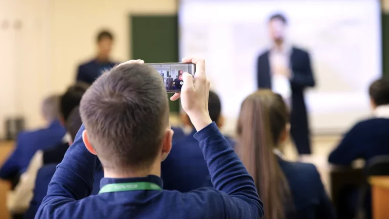 Глава Минпросвещения рассказал о запрете школьникам пользоваться телефонами на уроках