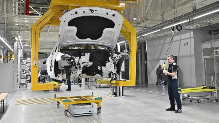 «Коммерсантъ»: Mercedes-Benz продаст завод по сборке автомобилей в Подмосковье