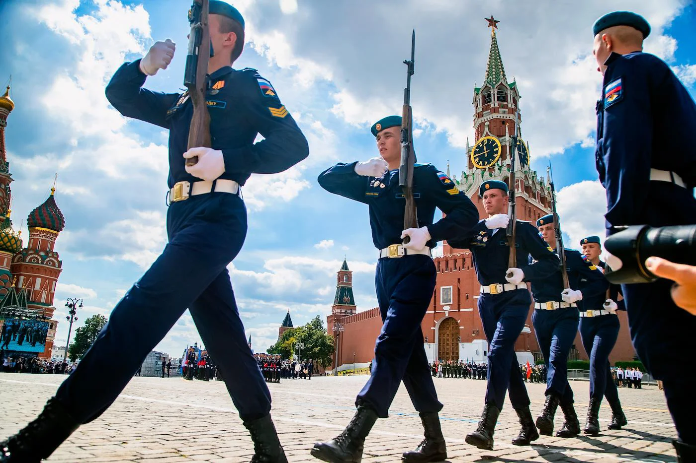 Москва празднование. Москва днем. С днем России.