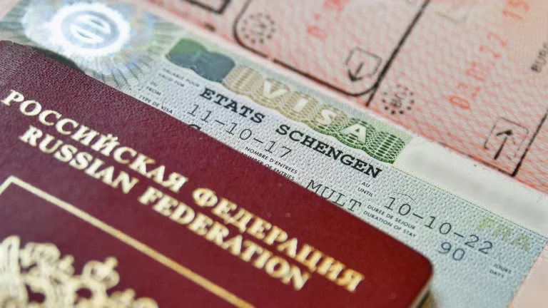 В ЕС планируют обсудить отказ от упрощенной выдачи виз россиянам. Это повлечет увеличение взноса и сроков выдачи