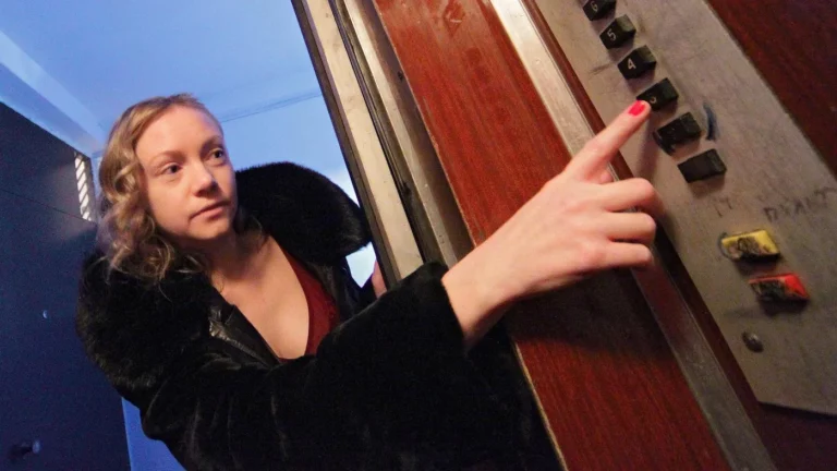 «Коммерсантъ»: российским регионам нечем заменить старые лифты