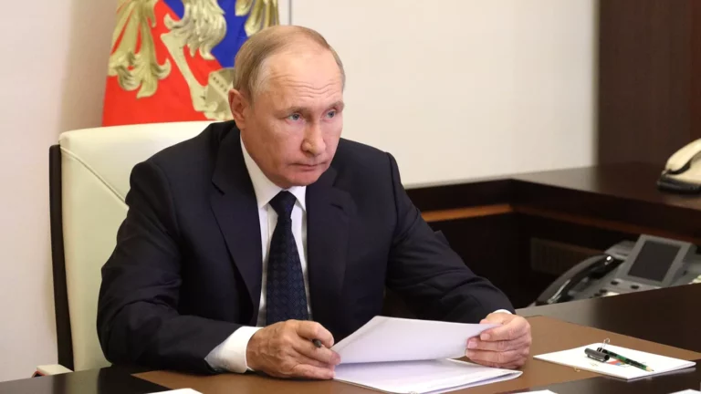 Путин поручил выплатить по 10 тыс. руб. семьям школьников на контролируемых Россией территориях Украины