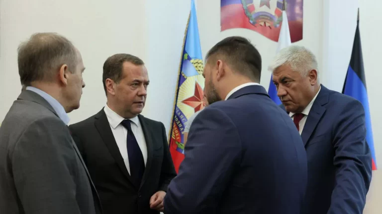 Медведев встретился с Пушилиным и Пасечником в ЛНР
