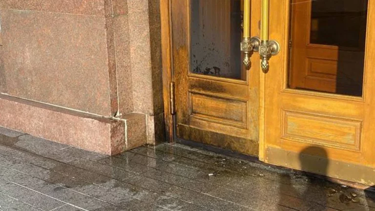 Губернатор: в здание администрации Орловской области бросили бутылки с зажигательной смесью