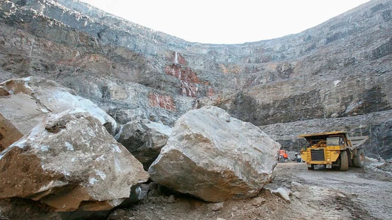 Два человека пострадали при обрушении породы на руднике в Мурманской области
