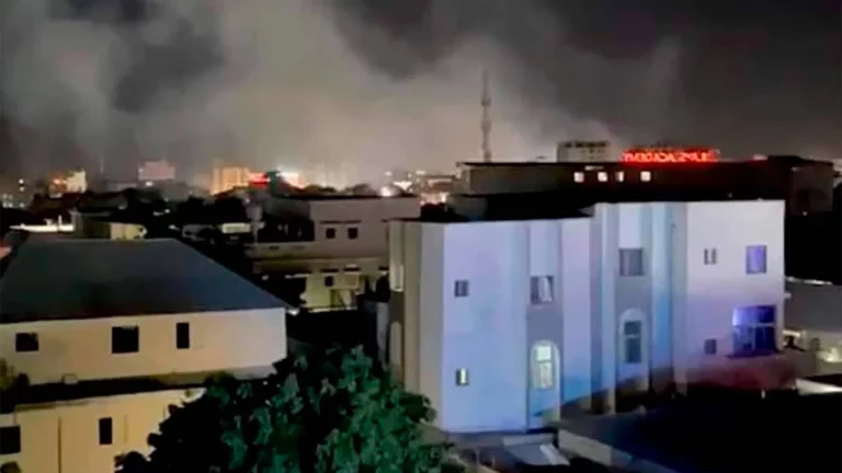 Reuters: неизвестные подорвали и захватили отель в столице Сомали