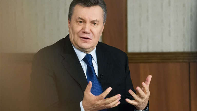 Евросоюз ввел санкции против Януковича и его сына