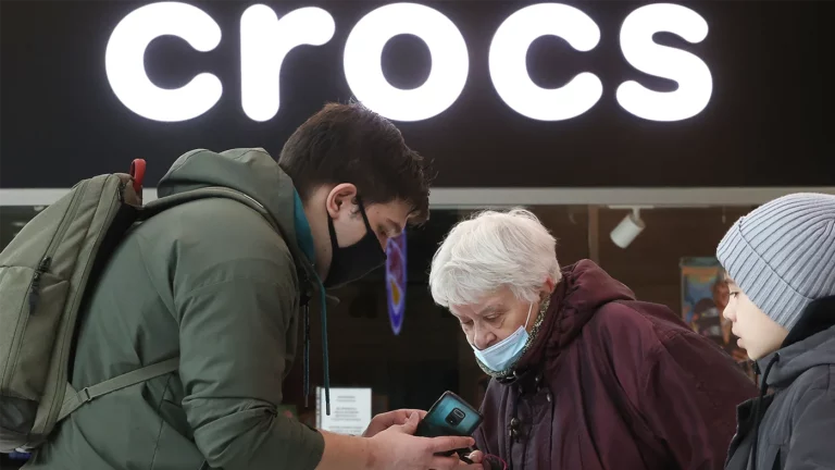 Магазины обуви Crocs возобновят работу в России с новым оператором