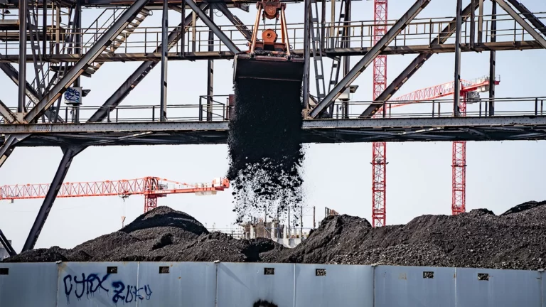 Евросоюз и Великобритания полностью прекратили закупки российского угля