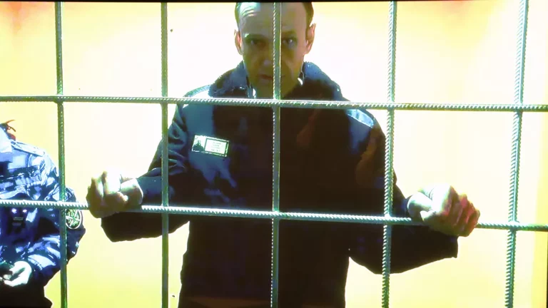 Навальный сообщил, что его отправили в штрафной изолятор за расстегнутую пуговицу
