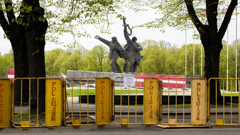 В Латвии приступили к сносу памятника Освободителям Риги
