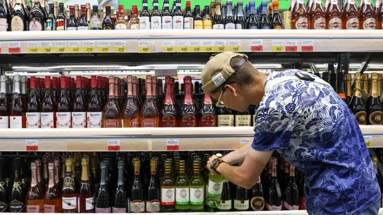 Ретейлеры предупредили о риске дефицита крепкого алкоголя и попросили разрешить его параллельный импорт