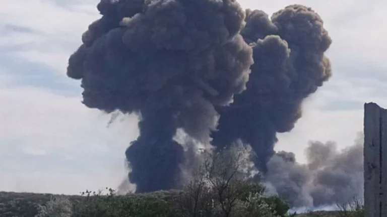 Взрывы на военном аэродроме в Крыму. Что известно
