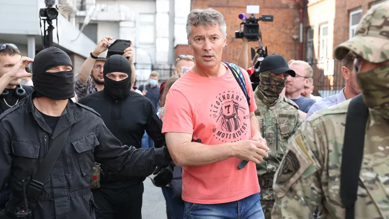 Задержанного по делу о дискредитации армии Ройзмана доставят в Москву