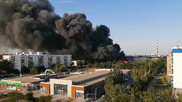 В Волжском произошел пожар на рынке. Здание почти полностью сгорело