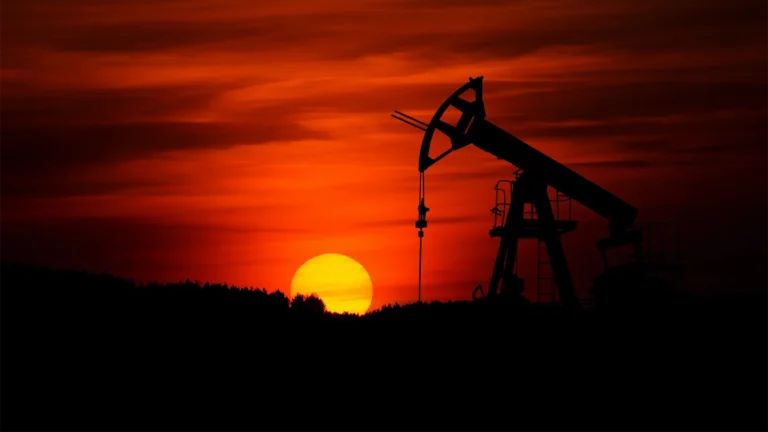 Стоимость нефти Brent упала ниже $92 впервые с 18 февраля