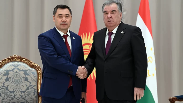 Президенты Киргизии и Таджикистана договорились об отводе дополнительных войск от границы