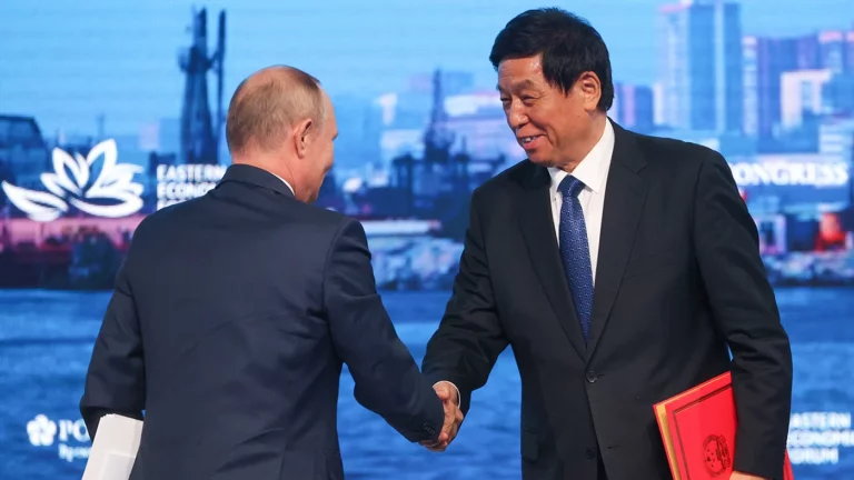 «Привет от вашего хорошего друга». Кого и почему Китай прислал на встречу с Путиным