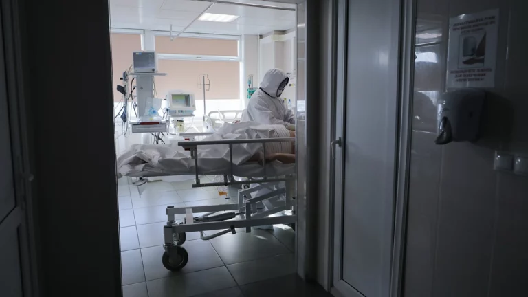 В России впервые с мая за сутки от коронавируса умерли 111 человек
