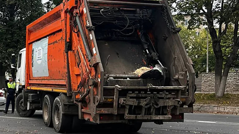 СК и МВД возбудили уголовное дело после того, как мусоровоз наехал на двоих детей в Истре