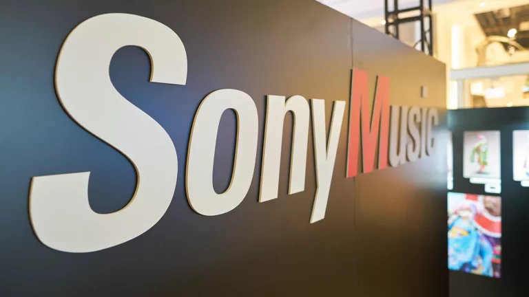 Sony Music полностью уйдет из России. Песни музыкантов лейбла пропадут из российских стримингов