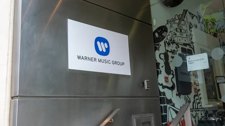 Warner Music начала расследование из-за попытки российской «дочки» заключать сделки после приостановки работы