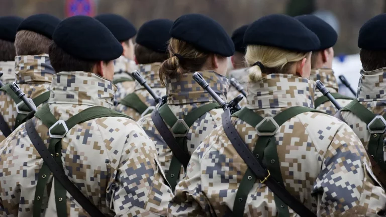 Латвия вернет обязательную службу в армии