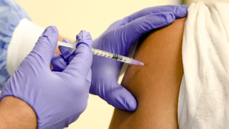 Немецкие ученые призвали власти ФРГ перестать рекомендовать американские вакцины против COVID-19