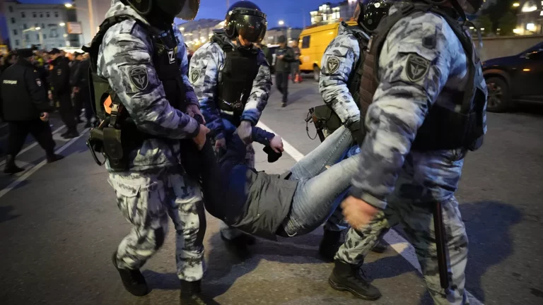 Кремль: решение выдавать повестки задержанным на антивоенных митингах не противоречит закону