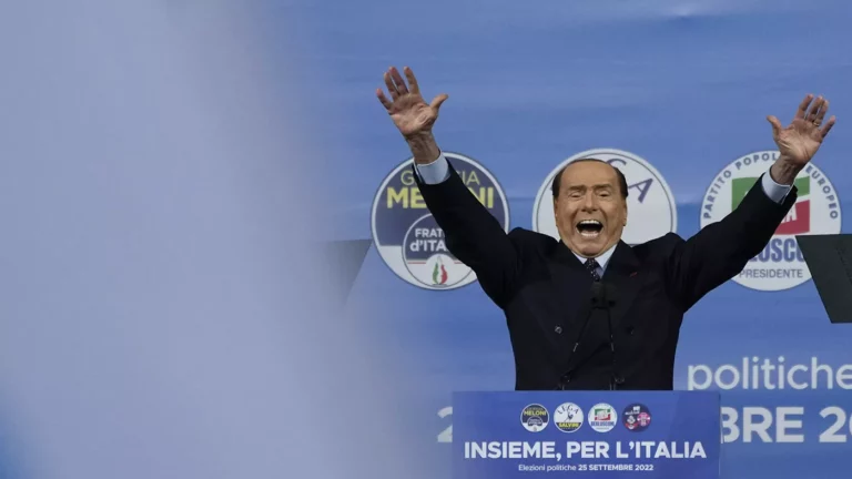 Берлускони побеждает в своем округе на выборах в сенат