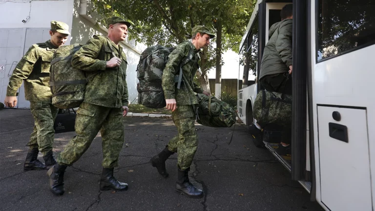 «Мобилизация, судя по всему, будет всеобщая». Политологи, военкор и социолог о будущем России после референдумов на Украине