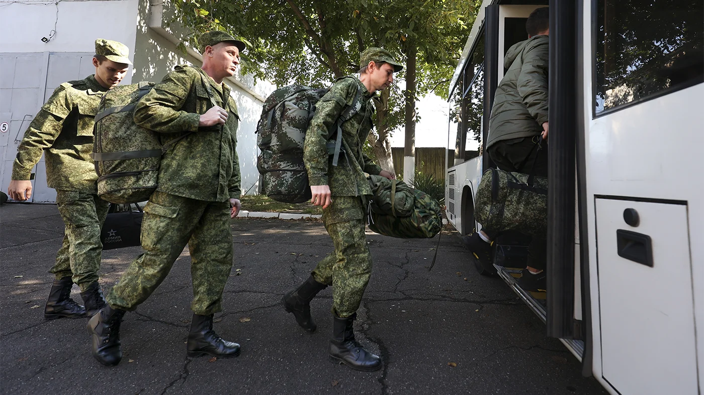 Мобилизация, судя по всему, будет всеобщая». Политологи, военкор и социолог  о будущем России после референдумов на Украине