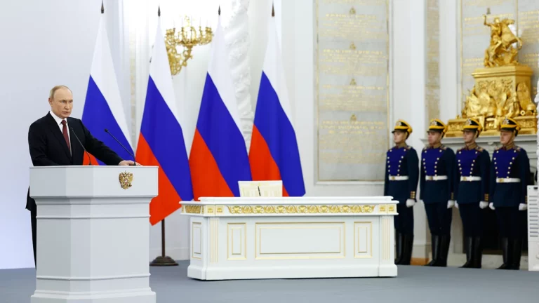 Путин призвал Украину вернуться за стол переговоров. Но без обсуждения статуса присоединяемых территорий