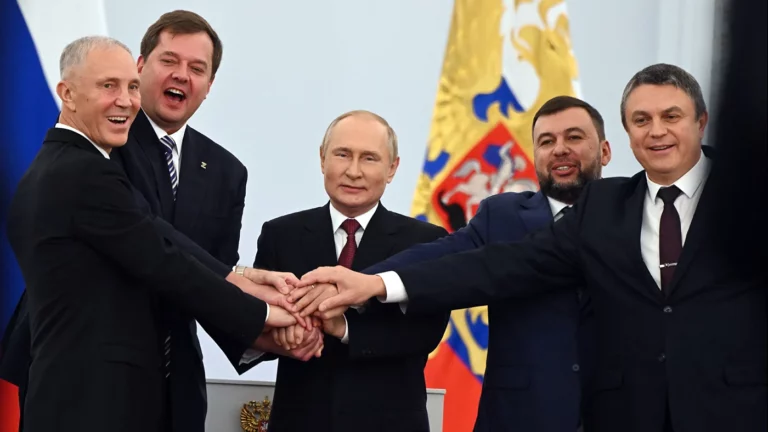 Путин подписал договоры о присоединении к России новых территорий
