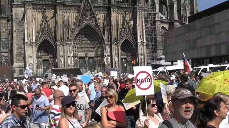 В Кёльне около 2000 человек вышли на пророссийский митинг