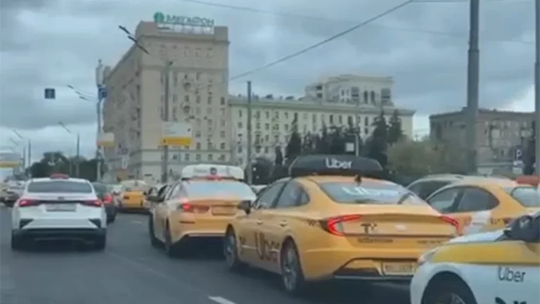 «Яндекс.Такси» объяснил пробку на Кутузовском проспекте действиями злоумышленников
