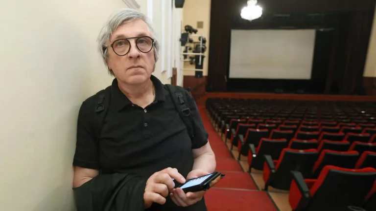 Московские театры начали отменять спектакли Дмитрия Крымова