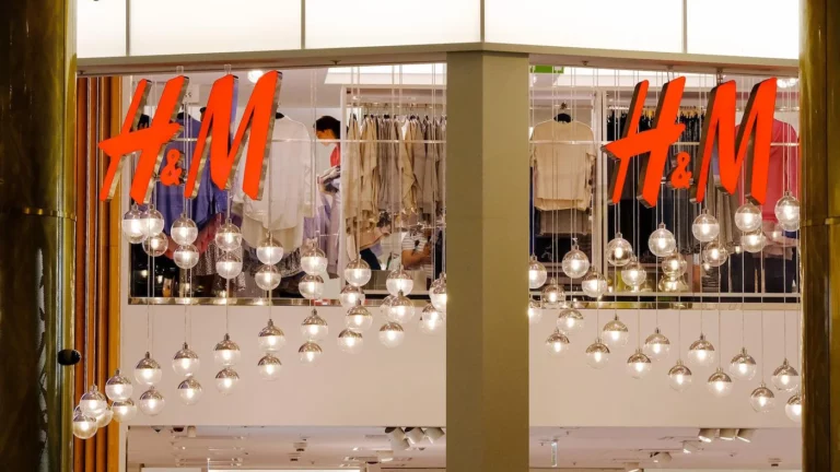 «Коммерсантъ» узнал детали ухода H&M из России