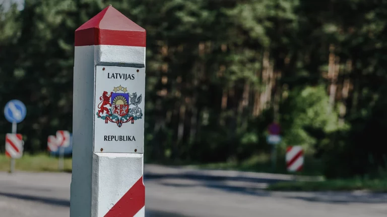 Латвия ввела режим ЧС на границе с Россией на фоне мобилизации