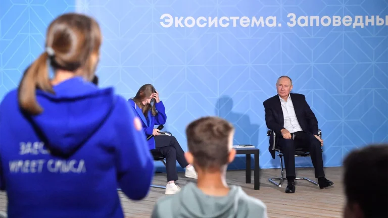 «Россия — страна восходящего солнца». Путин рассказал об экологии, Донбассе и Японии