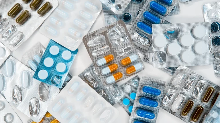 «Ъ»: около 300 зарубежных лекарств не могут попасть на рынок в России без исследований
