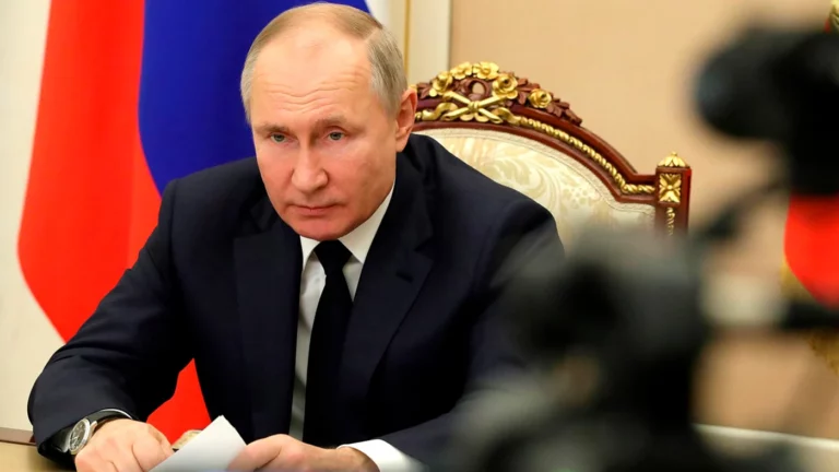 Путин подписал пакет поправок в УК, ужесточающий наказание за неисполнение приказа и дезертирство